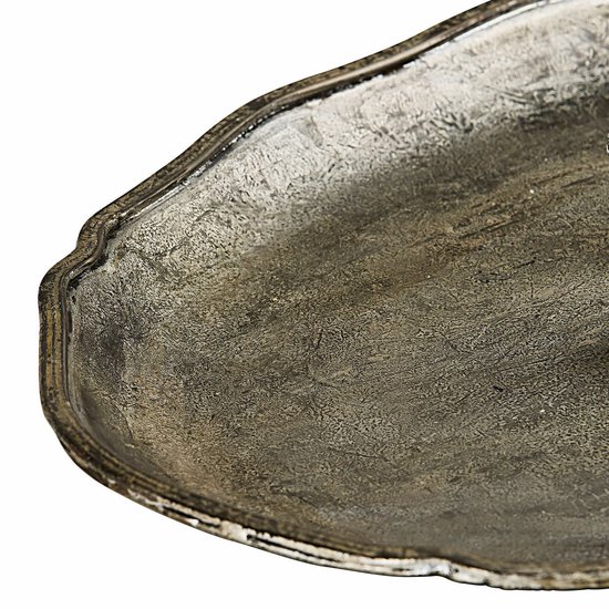 Detail van de getextureerde, antiekzilveren rand van het ovale dienblad.