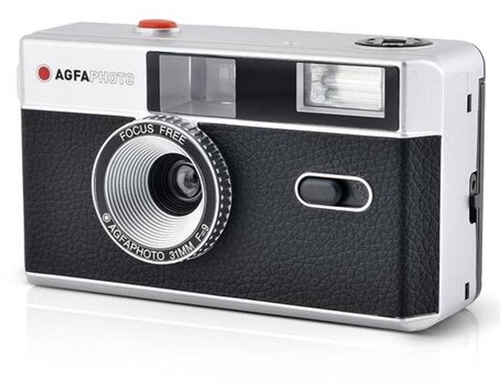 Zijaanzicht van de zilveren en zwarte AgfaPhoto camera met 31mm focusvrije lens en flitser.