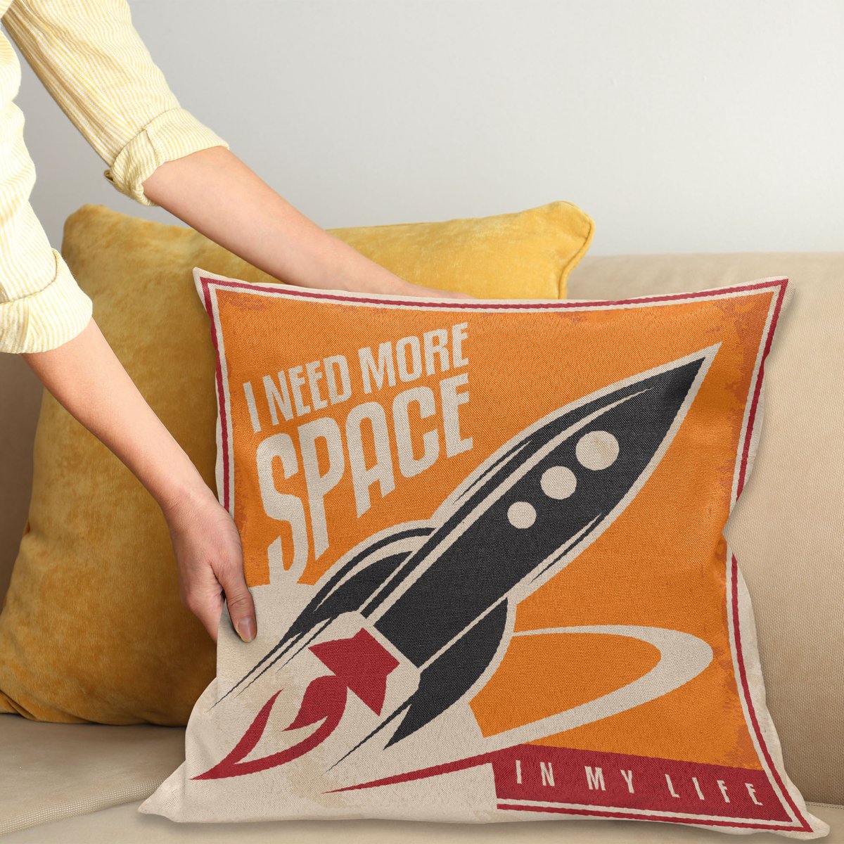 ABAKUHAUS Vintage Sierkussenhoes, Ruimte en Real Leven met Rocket Taking Flight Planet Cosmos Past Time Slogan Thema, Decoratieve Vierkante Sierkussenhoes, 60 x 60 cm, Licht Oranje