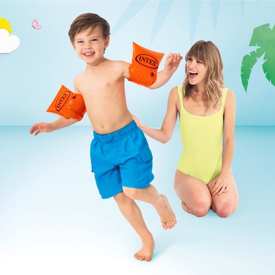 Jongen met oranje Intex zwembandjes en blauwe zwembroek, lachend naast vrouw in geel badpak.
