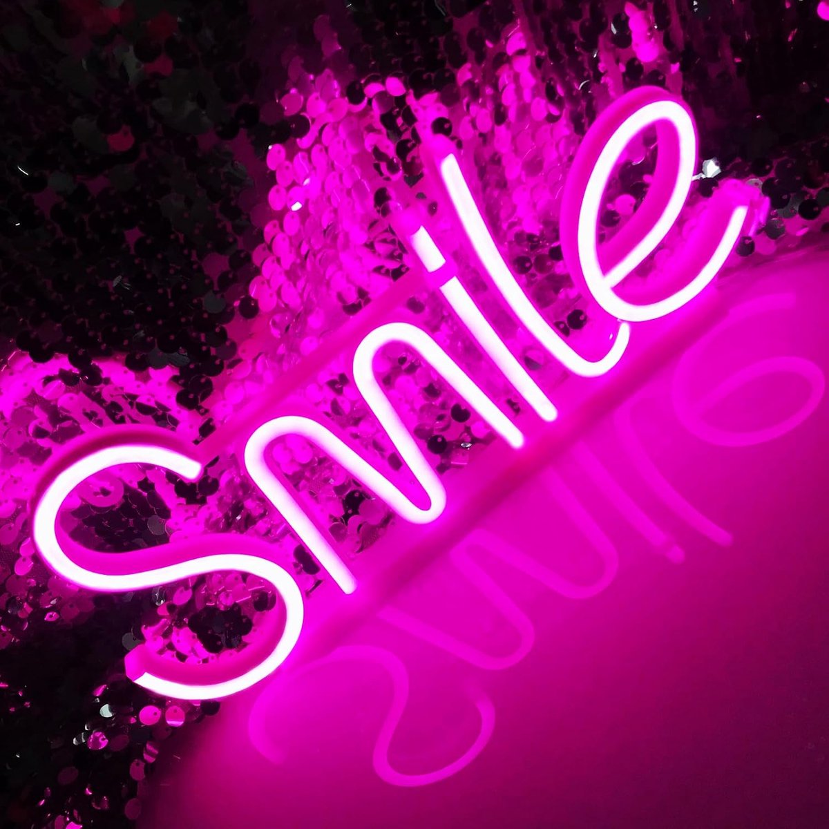 Smiley Face LED Neon Teken, USB/Batterij Dubbel Gebruik,Kerstmis,Voor Kinderen,Vrienden, Energiebesparing Licht，Veilig en Stabiel,Kan Vlak geplaatst of opgehangen worden aan muur