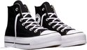 Paar zwarte Converse Chuck Taylor All Star Lift sneakers met dikke witte zolen en witte veters.