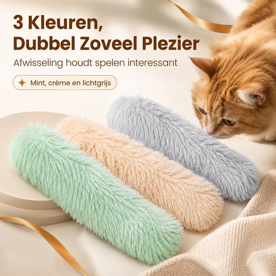 Drie pluizige kattenspeeltjes in mintgroen, crème en lichtgrijs, met een kat die ernaar kijkt.