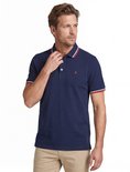 Donkerblauw poloshirt met rode en witte strepen op de kraag en mouwen, klein rood logo op de borst, gedragen door een man.