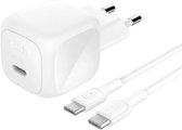 Witte Belkin 45W USB-C wandoplader met bijbehorende 60W USB-C naar USB-C kabel.
