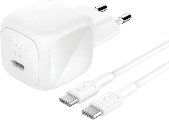 Witte Belkin 45W USB-C wandoplader met bijbehorende 60W USB-C naar USB-C kabel.