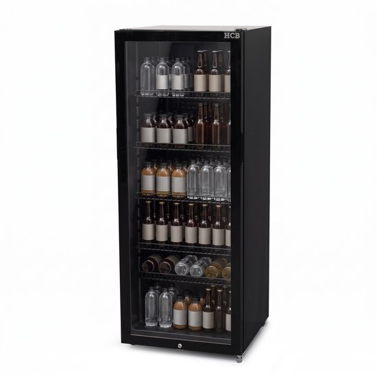 Zwarte HCB drankenkoelkast met glazen deur, gevuld met rijen glazen en plastic flessen op verstelbare schappen.