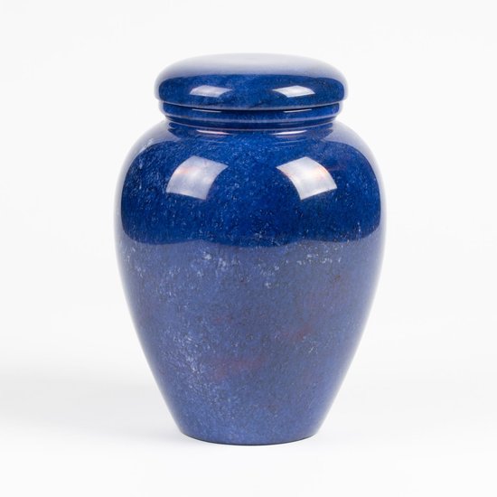 Grote, glanzende blauwe natuurstenen urn met een afgerond deksel, staand op een witte achtergrond.