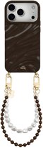 xoxo Wildhearts Brown Glaze telefoonhoesje met koord - geschikt voor iPhone 17 Pro Max - Brown Sugar & Pearls - Dream hoesje met telefoonkoord - Glimmende silicone case met plooien - Kralenketting gecombineerd met korte parelketting - Bruin