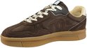 Zijkant van een bruine suède sneaker met beige veters en gestructureerde details.
