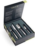Sola bestekset in een open geschenkdoos met informatieve teksten over het merk en vier delen bestek.