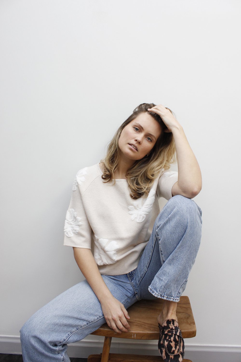 MOOI! Company - Top Noor: een sprekende basic. Want dit is er eentje met een print! Kleur Sand. Maat XL