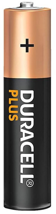 Een AAA Duracell Plus batterij met koperen bovenkant en zwart omhulsel.