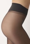 Close-up van heupen in zwarte, semi-transparante panty met brede, elastische zwarte tailleband.