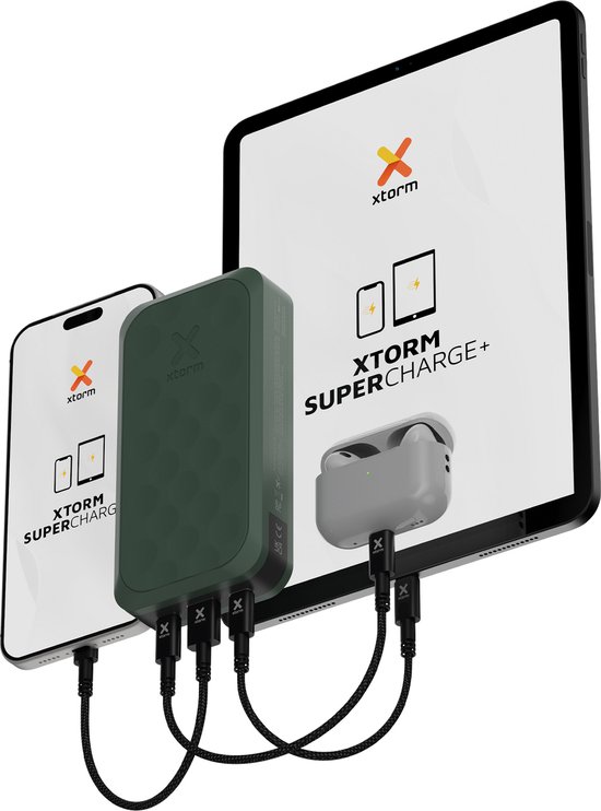 Groene Xtorm powerbank aangesloten op een smartphone, tablet en draadloze oordopjes.