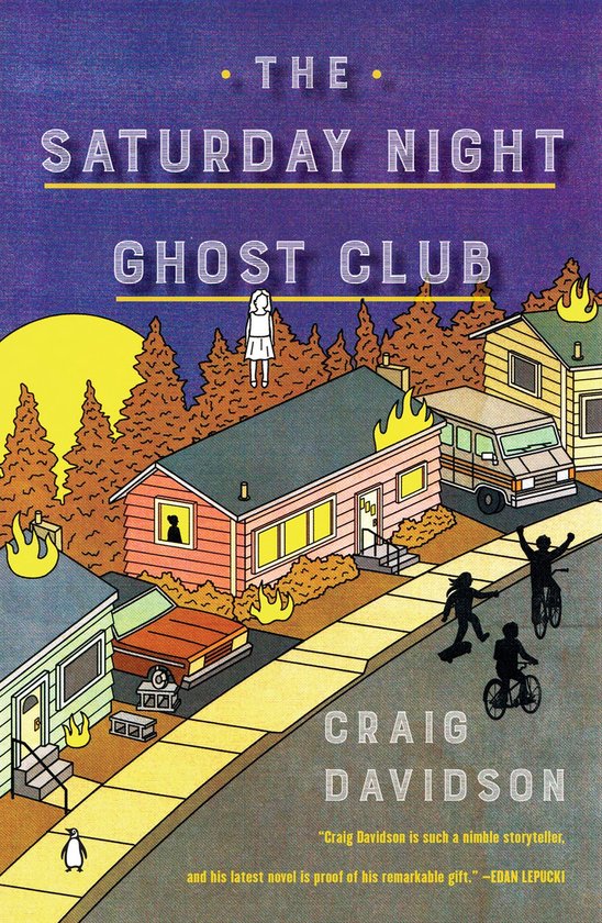 Couverture du livre "The Saturday Night Ghost Club" montrant des maisons en feu, deux cyclistes et une silhouette sur un toit.