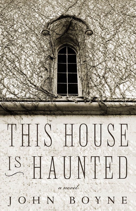 Boekomslag met een duiven-grijze foto van een oud huis met een venster vol klimop. De titel 'THIS HOUSE IS HAUNTED' staat op de stenen muur.