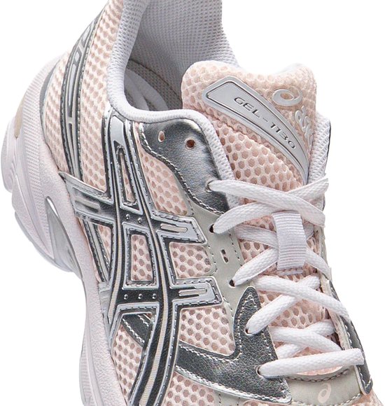 Dames Asics Gel-1130 sneaker in lichtroze mesh met zilverkleurige details en witte veters.