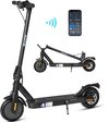 Zwarte elektrische step, opvouwbaar, met een smartphone die de app toont.
