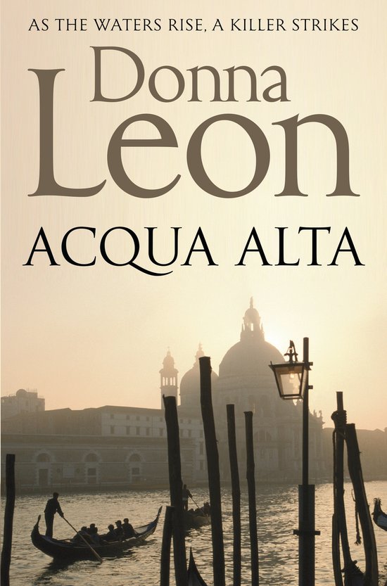 Boek 'Acqua Alta' van Donna Leon met een zonsopgang boven Venetië.