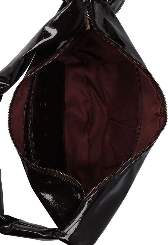 Open bruine lakleren tas met bordeauxrode voering en ritsvakken.