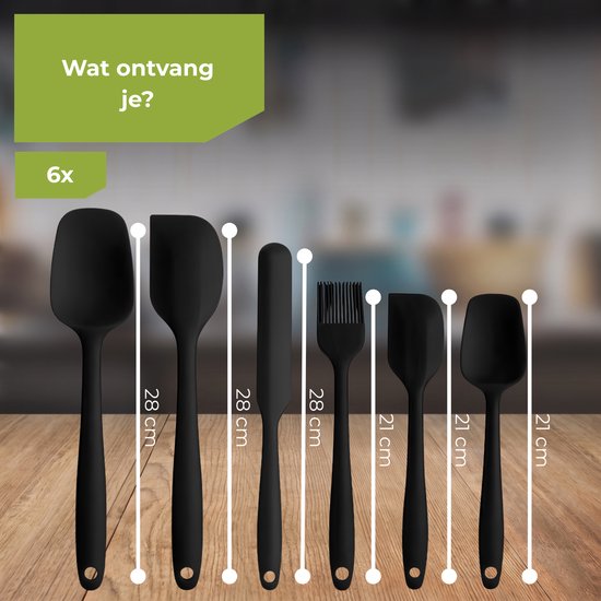 Zes zwarte siliconen spatels van verschillende groottes en vormen op een houten ondergrond met afmetingen.