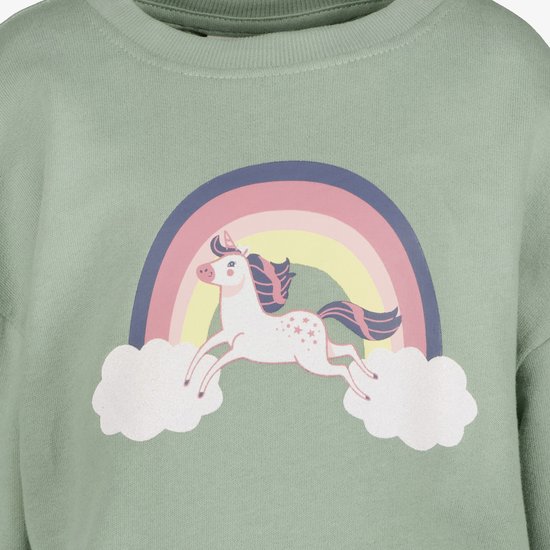 Lichtgroene sweater met opdruk van een rennend eenhoorn op wolken onder een regenboog.