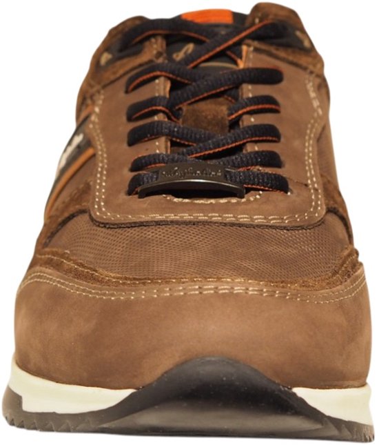 Voorkant bruine sneaker met "Australian" logo, oranje accenten en veters.