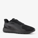 Zwarte PUMA sneaker met vetersluiting en mesh details, zijaanzicht.