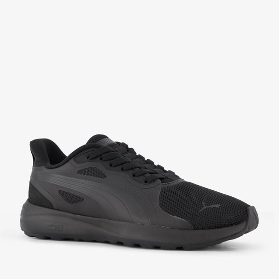 Zwarte PUMA sneaker met vetersluiting en mesh details, zijaanzicht.