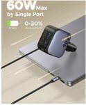 Zwarte en grijze autolader met 2 USB-poorten, aangesloten op een laptop. 60W Max per poort.