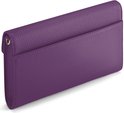 Paarse leren clutch met textuur en goudkleurige gesp aan de zijkant.