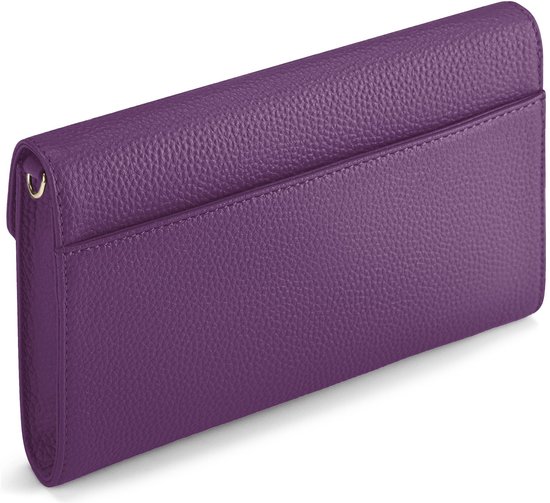 Paarse leren clutch met textuur en goudkleurige gesp aan de zijkant.