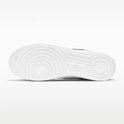 Zool van een witte sneaker met cirkelvormig profiel en Nike Air logo.
