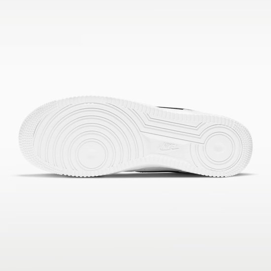 Zool van een witte sneaker met cirkelvormig profiel en Nike Air logo.