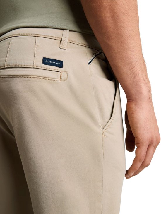 Sluiting van beige chino broek met TOM TAILOR logo.