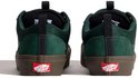 Achterkant van twee groene Vans Old Skool sneakers met donkerbruine zolen en rode Vans-logo's op de hiel.