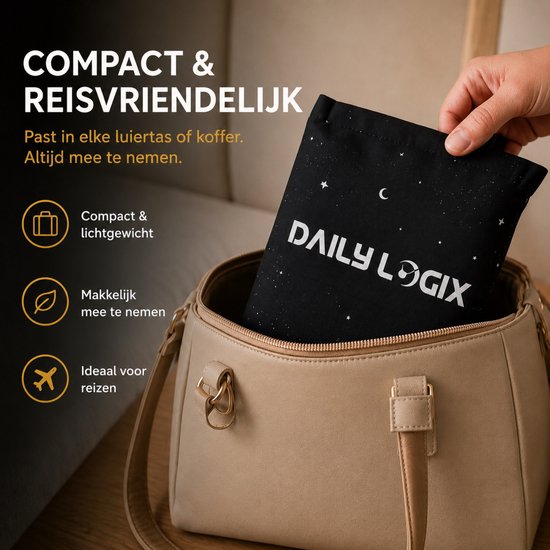 Zwart Daily Logix verduisteringsgordijn met sterrenpatroon, compact opgevouwen in een tas.