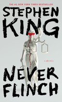 Boekcover van 'Never Flinch' van Stephen King met een wit beeld van Vrouwe Justitia met een rood verband voor de ogen en een bloedspoor, met het gerechtssymbool en een zwaard.