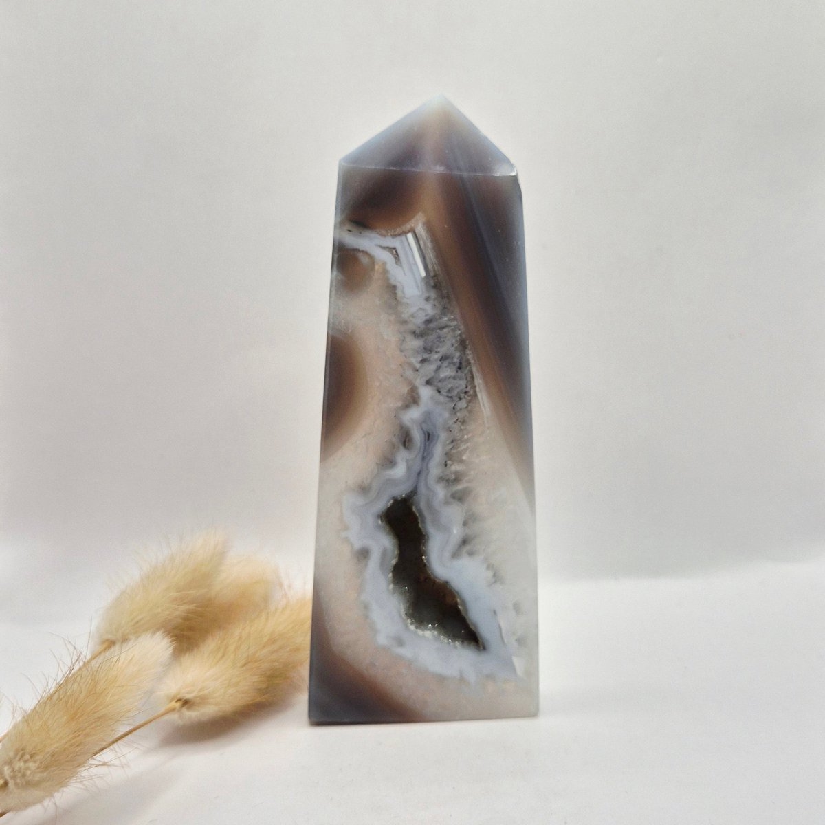 Grijze Agaat Toren met Druzy Opening 211g – Gepolijste Edelsteen Obelisk | Rust & Balans