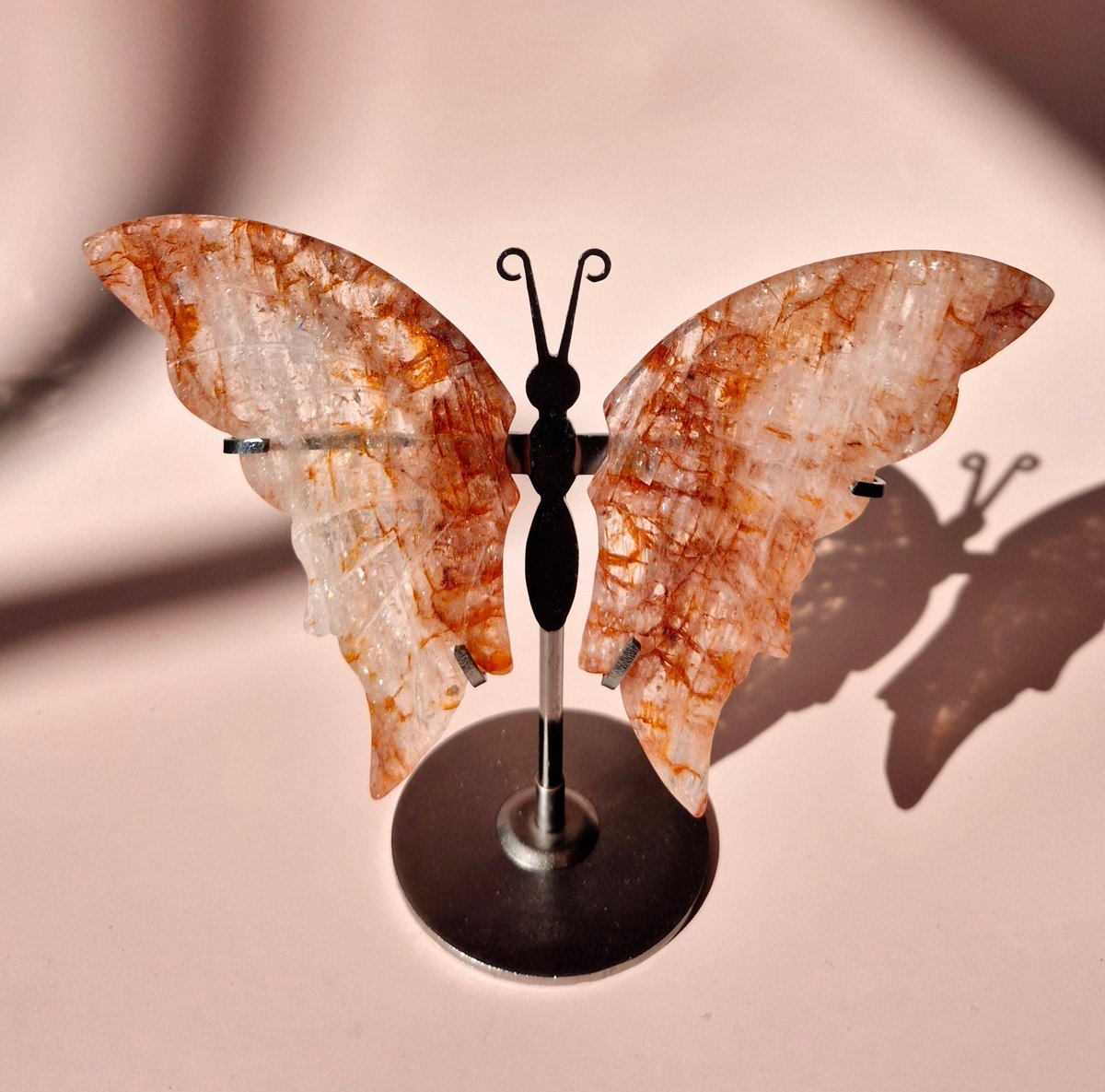 Fire Quartz Butterfly Edelsteen Crystal Carving met Metalen Standaard