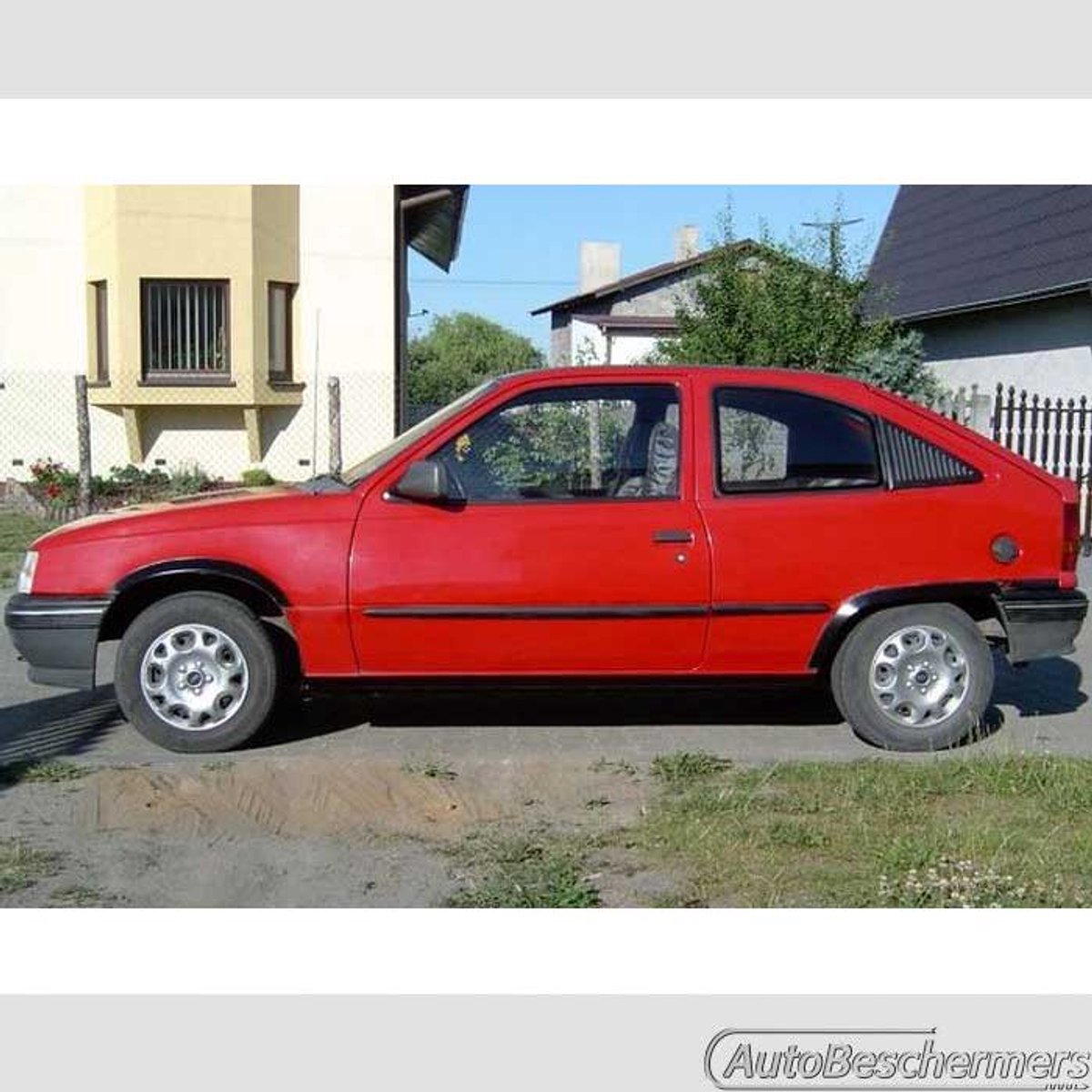 Stootlijsten set zwart voor Opel Kadett E 3-deurs 1984-1991. De stootstrips zijn zelfklevend. Set a 4 stuks (#0006)
