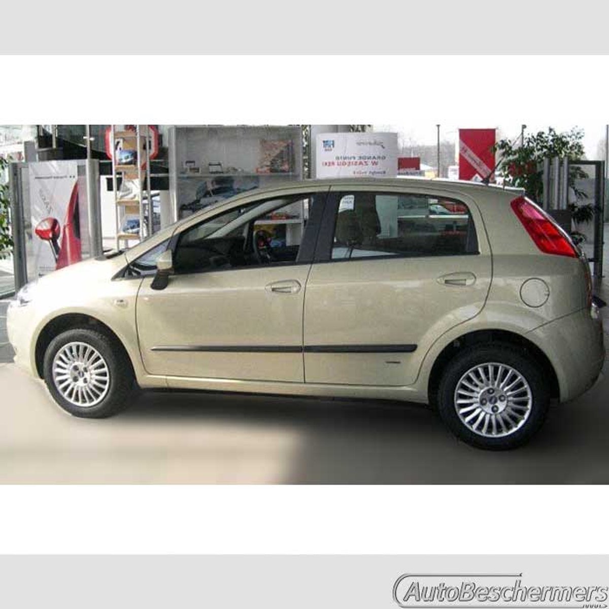 Stootlijsten set zwart voor Fiat Punto en EVO 5-deurs 01.2012-. De stootstrips zijn zelfklevend. Set a 4 stuks (#0017)