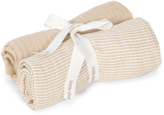 Twee hydrofiele doeken, één met beige strepen en één effen beige, samengebonden met een lint.