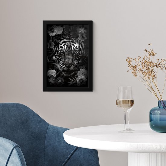 Cadre photo avec affiche Zwart Wit- Tigre parmi les fleurs - noir et blanc - 20x30 cm - Cadre pour affiche