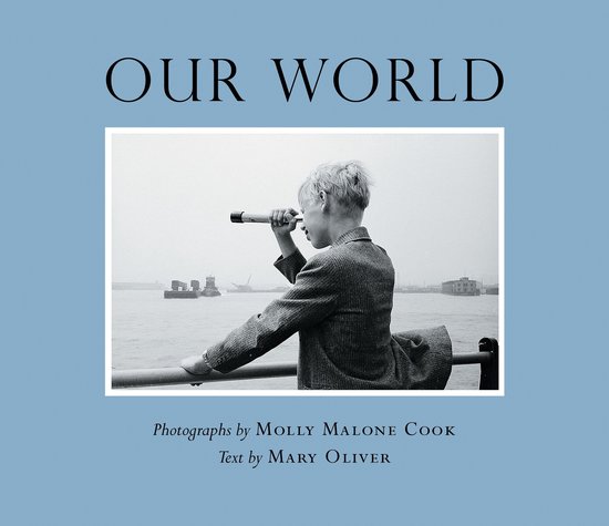 Un garçon avec une longue-vue regarde la mer. Texte : 'OUR WORLD'.
