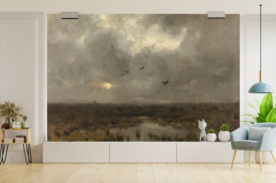 Une peinture d'un marais au coucher du soleil avec un ciel sombre et nuageux. Des oiseaux volent dans le ciel.