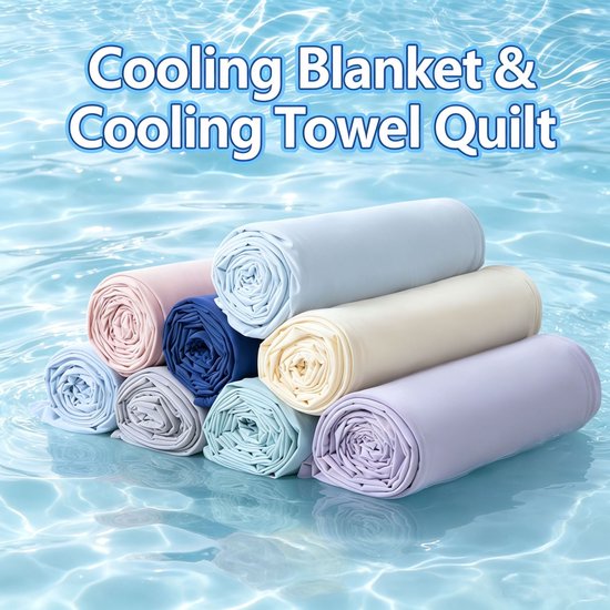 Opgerolde zomerdekens in diverse zachte kleuren (lichtblauw, roze, donkerblauw, crème, lichtgrijs, mintgroen, lavendel) op een blauwe waterachtergrond. Met de tekst 'Cooling Blanket & Cooling Towel Quilt'.