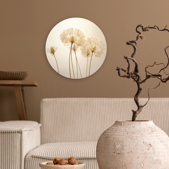 Wandcirkel met silhouetten van uitgebloeide paardenbloemen met zaden op een lichte achtergrond.