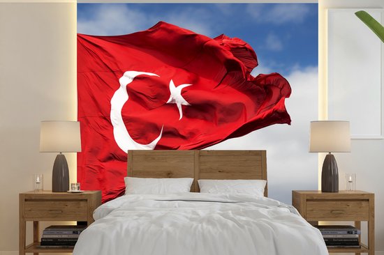 Behang - Fotobehang Een Turkse vlag in de wind - Breedte 280 cm x hoogte 280 cm